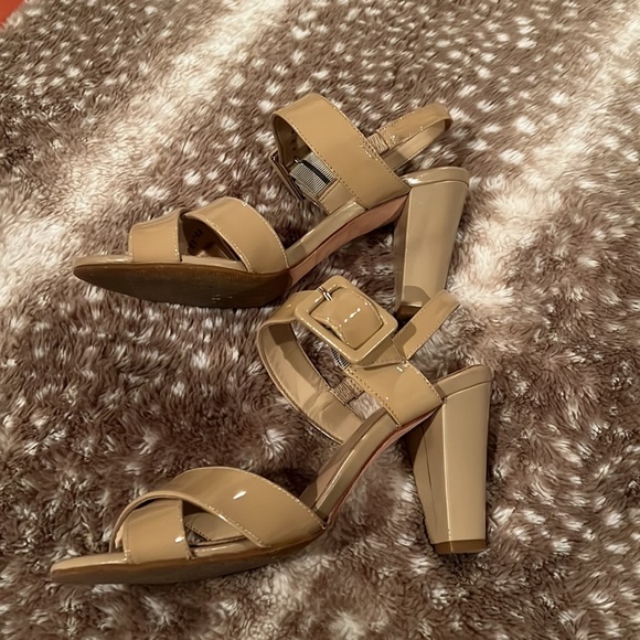 Antonio Melani tan patent leather sandals, size 7 - Picture 2 of 7